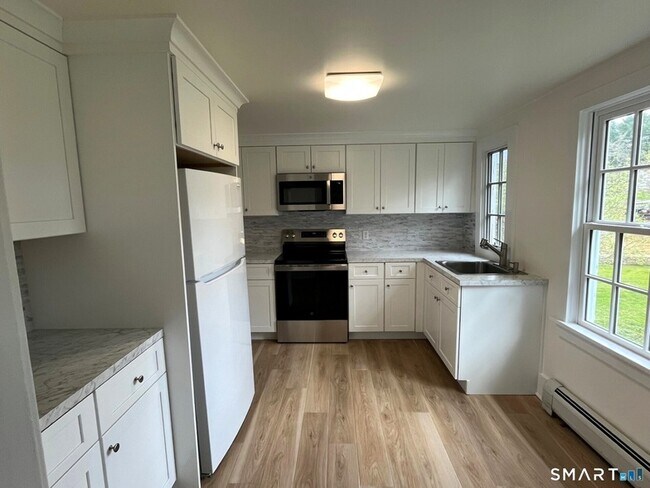 Building Photo - 94 Honey Hill Rd