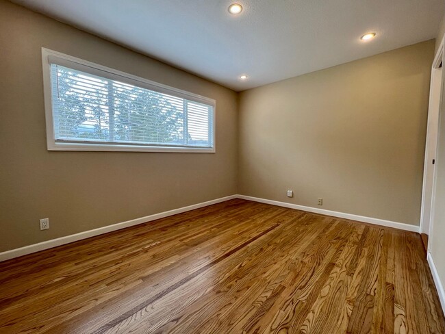 Building Photo - Spacious 4-Bed / 2-Bath Rancher near Linda Mar Beach