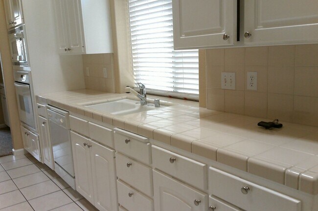 Building Photo - Beautiful 4 Bedroom home in the Clovis District