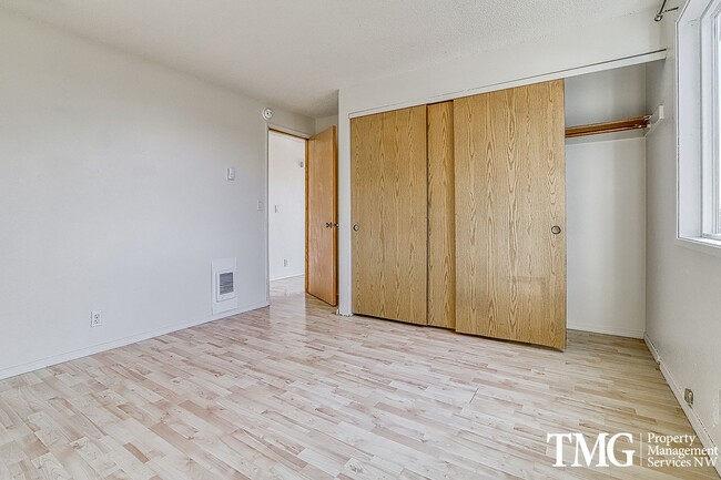 Building Photo - Cozy 2 bed 1 bath Pet Friendly Condo in Ca...