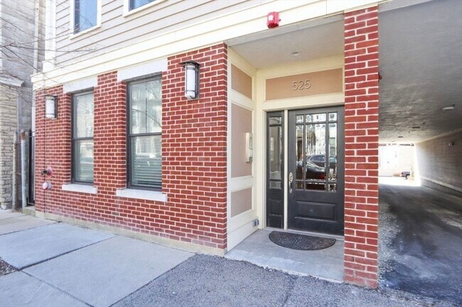 Building Photo - 525 E 7th St