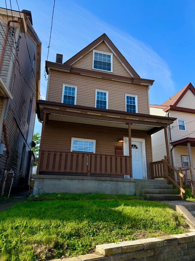 Building Photo - Updated 4BR / 2 Bath Home with off-street parking!