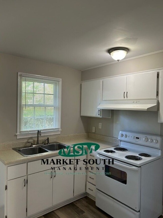 Building Photo - *REDUCED!!* BRICK RANCH OFF SKIDAWAY- AVAI...