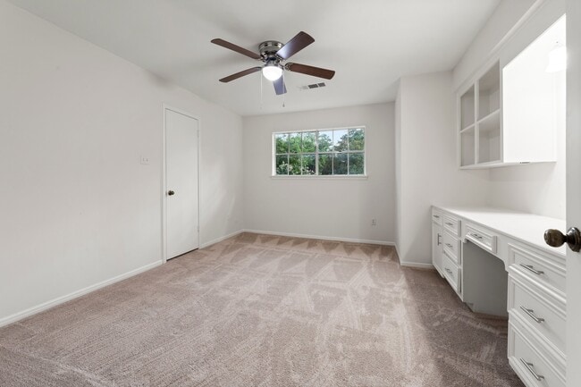 Building Photo - 16815 Memorial Oaks Ln