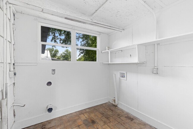 Building Photo - Spacious beautiful 4-bedroom 1 bath home