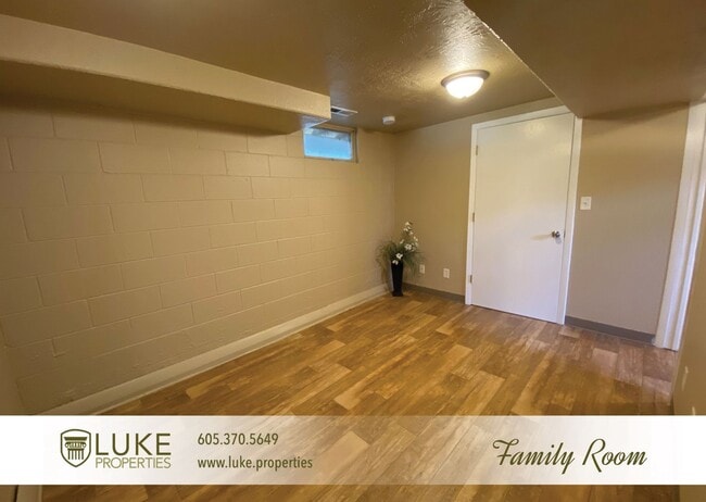 Building Photo - 102 S Lake Ave