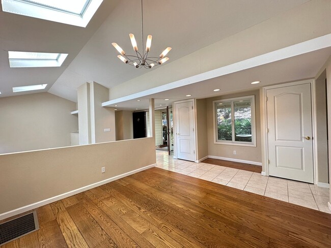 Building Photo - Fabulous LAH home, close town location, sp...