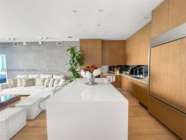 Building Photo - 2020 N Bayshore Dr
