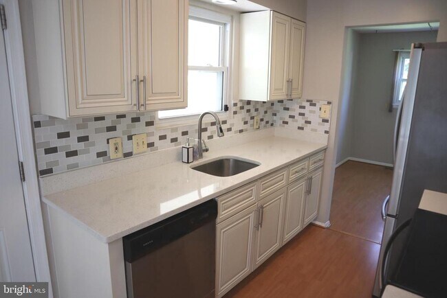 Primary Photo - 910 Allan Rd