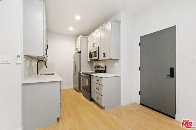 Building Photo - 7229 Willoughby Ave