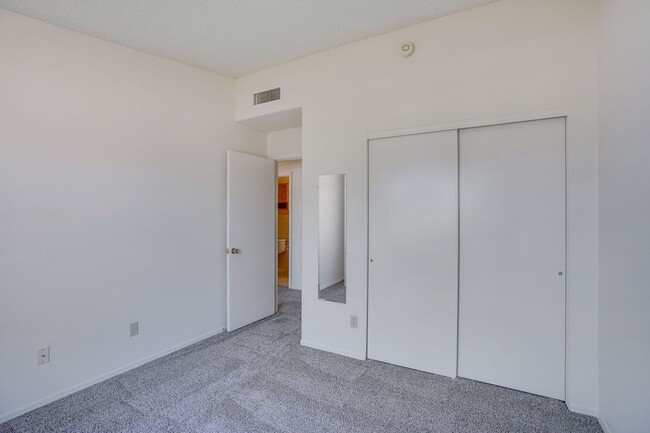 Building Photo - Beautiful, Clean 3Bdrm, 2ba home on East s...