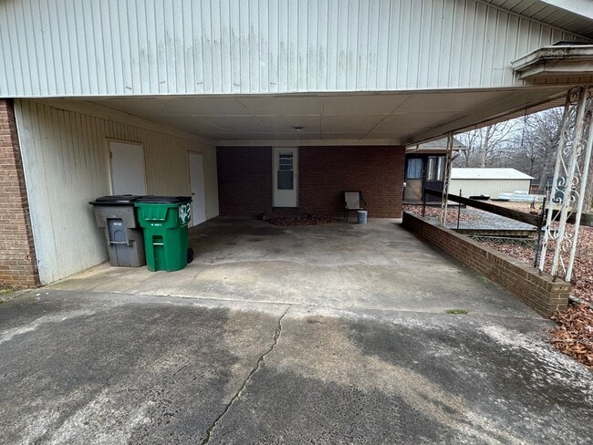 Building Photo - 3 bedroom 2 bathroom home!