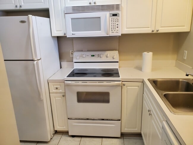 Building Photo - 501 Pinewood Rd