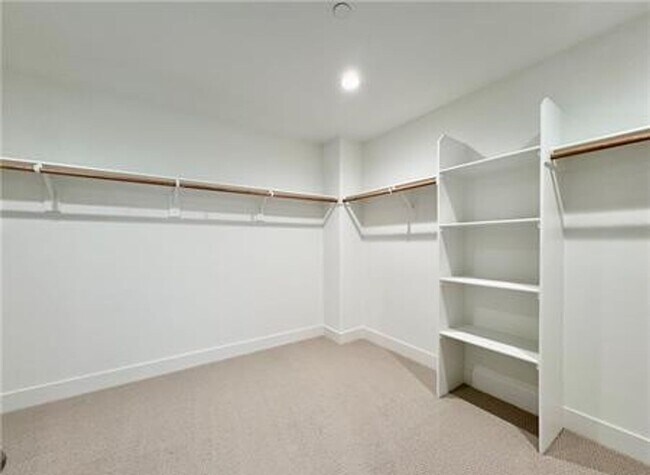 Building Photo - Stunning and Spacious 6BR 5BA Home w/ Solar Panels + Quartz Counter + Fenced Yard + 2 Car Garage ...