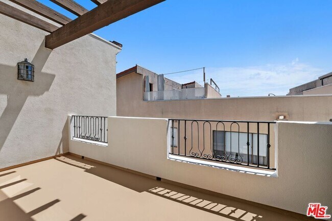 Building Photo - 1821 Fairburn Ave