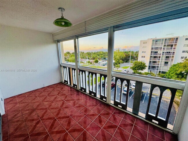 Building Photo - 900 NE 12th Ave