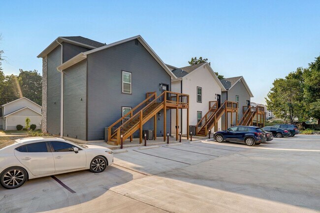 Building Photo - 308 S Hampton Ave