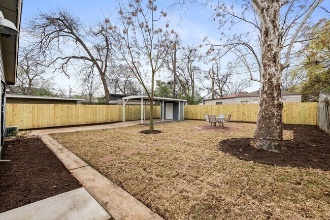 Building Photo - 2018 Remodeled 3 bed / 2 bath - wood / tile floors, fenced yard. Hyde Park / Downtown