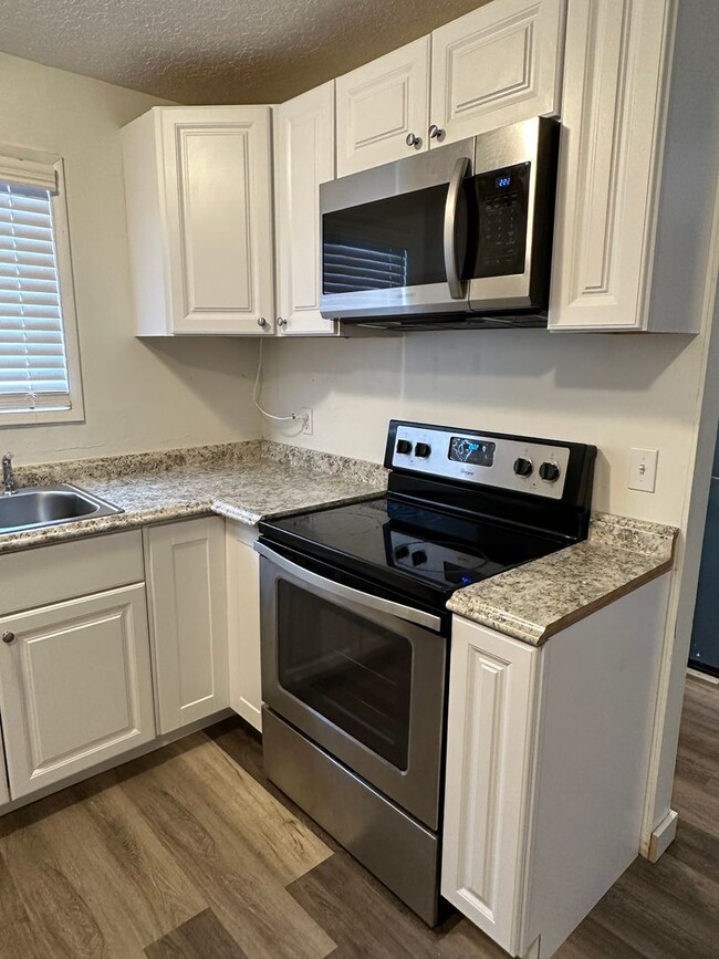 Building Photo - Recently remodeled 3 bed, 1 bath Duplex in...