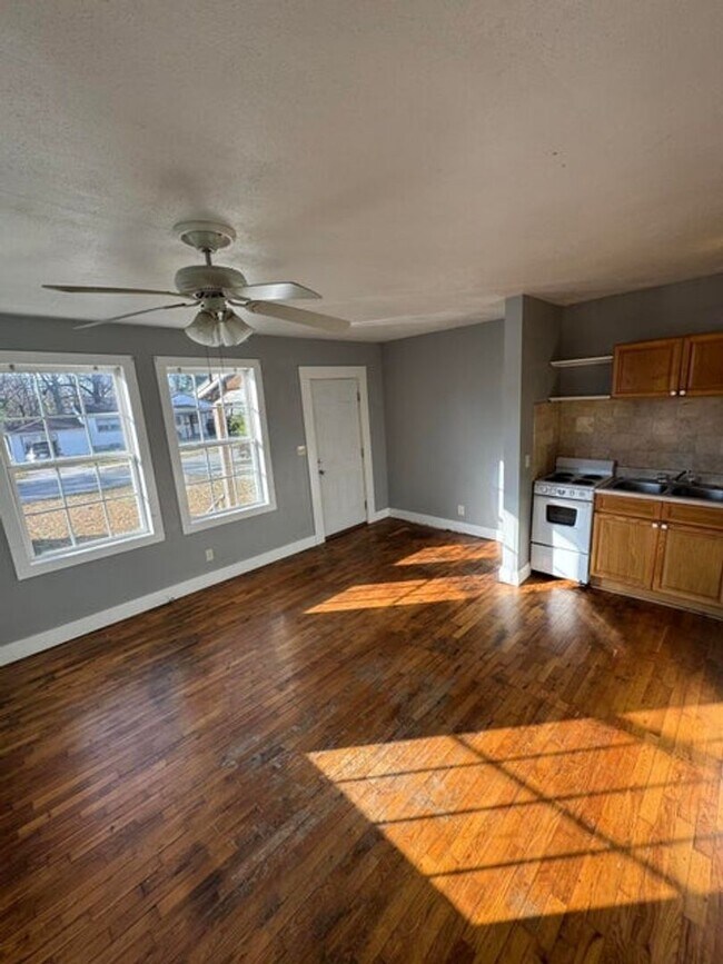 Building Photo - Clean duplex on the North side of Springfield. Remodeled