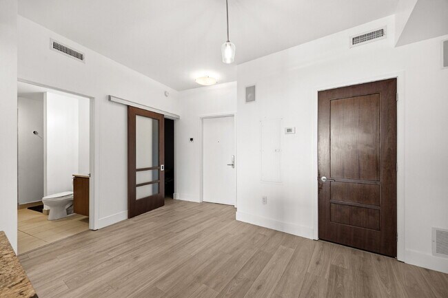 Building Photo - "Experience Urban Elegance: Spacious 2BR/2BA Condo in the Heart of Tampa!"