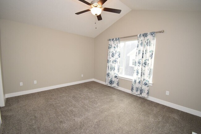 Building Photo - Gorgeous 3 Bedroom Townhome in Sandy!