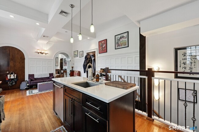 Building Photo - 591 Orange St