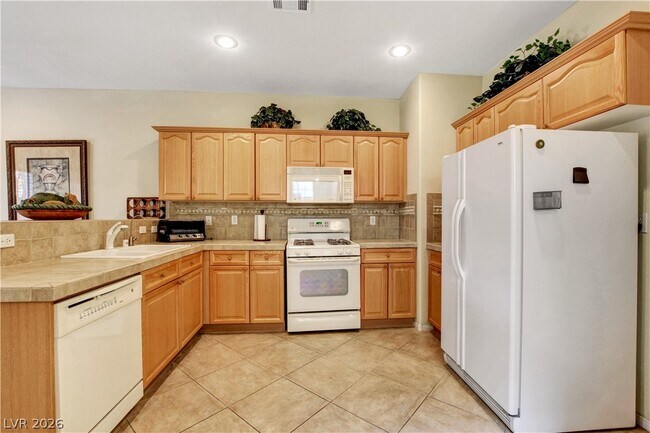 Building Photo - 251 Queens Ct