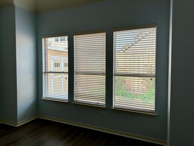 Building Photo - 928 Falcon Dr