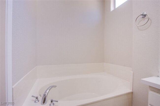 Building Photo - 2660 Crown Ridge Dr