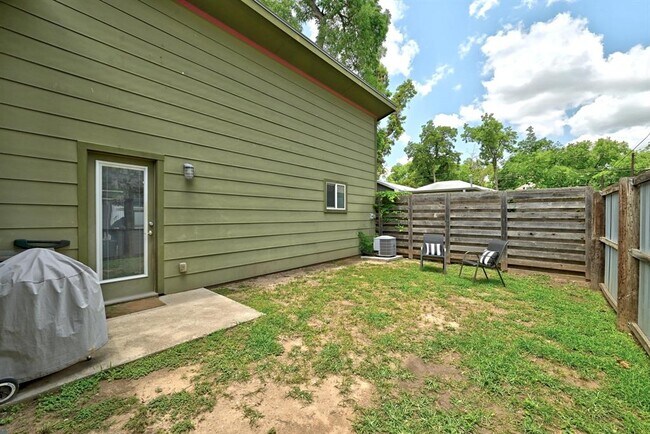 Building Photo - 1217 Holly St