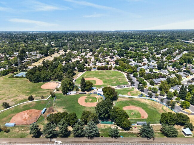 Building Photo - 2833 Sandbrook Ct