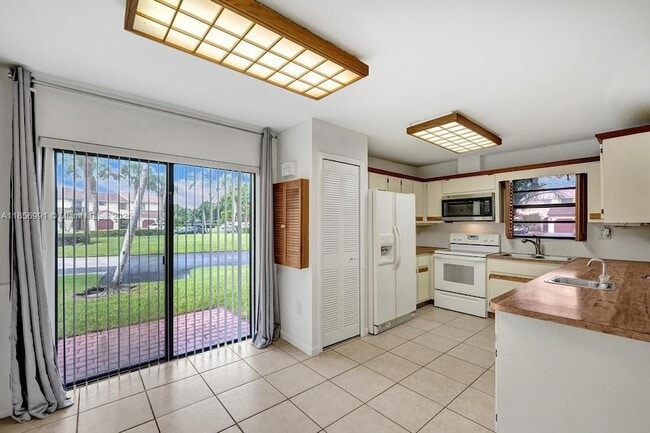 Building Photo - 9540 Sevilla Ln