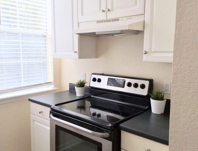 Building Photo - City View Wood Floor Updated Kitchen  2/2 condo at Park North Downtown Orlando