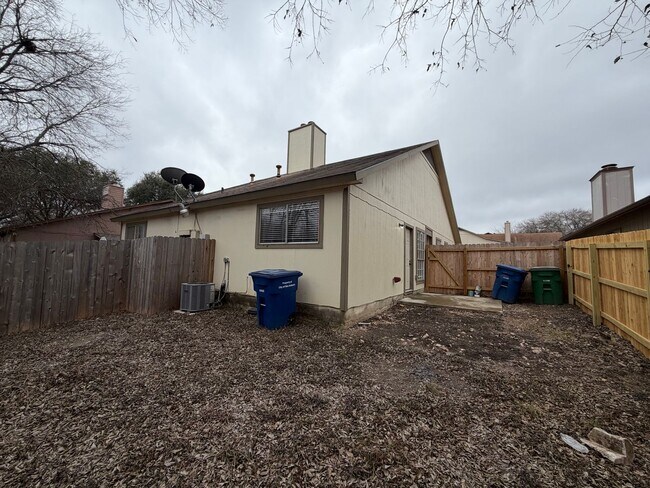 Building Photo - Welcome home to this charming 2-bedroom, 2-bathroom duplex located in Woodstone Subdivision - loc...