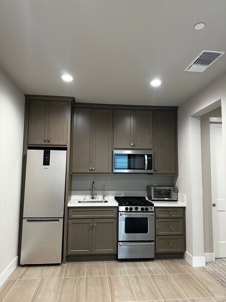 Kitchen - 2411 Schooner Ave