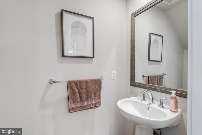 Building Photo - MOVE-IN READY TOWNHOUSE-STYLE CONDO IN ASHBURN