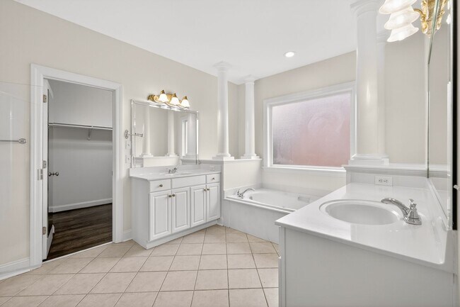 Building Photo - Beautiful 6BR Executive Brentwood Home with Pool