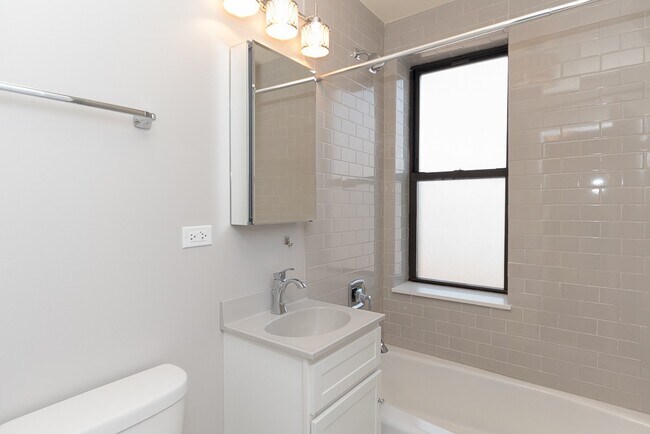 Building Photo - 817 W Lakeside Pl