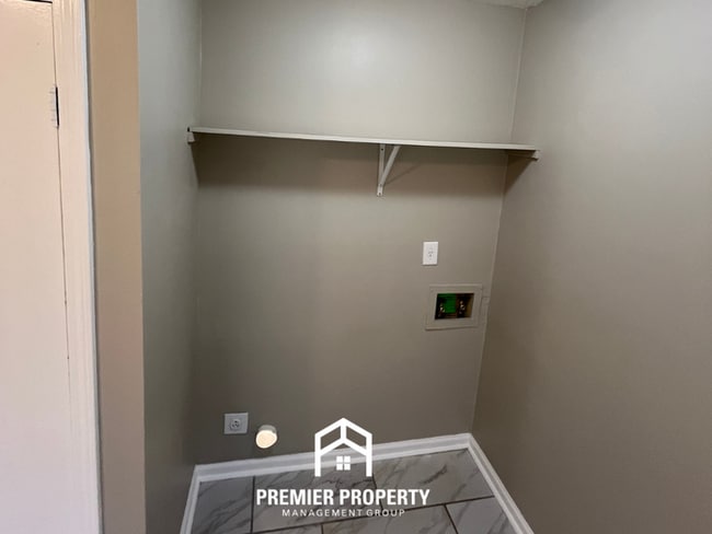 Building Photo - NEWLY RENOVATED 3BR/2BA in Easthaven | Modern Fireplace & Formal Dining