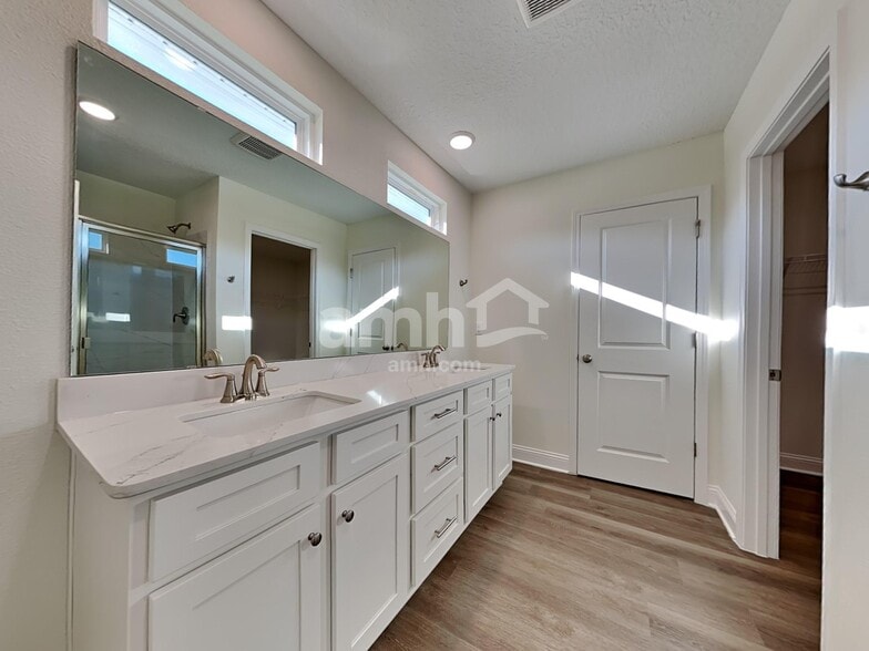 Building Photo - 11667 Hillside Dr