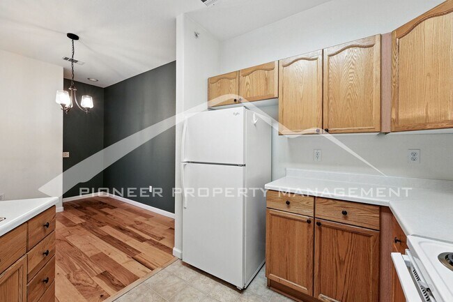 Building Photo - Spacious Condo with Central AC and Washer/...