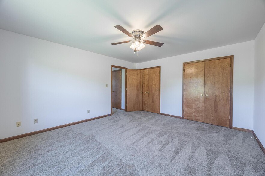 Building Photo - 10896 Oak Blvd