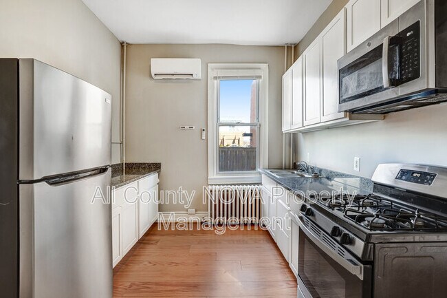 Building Photo - 305 9th St