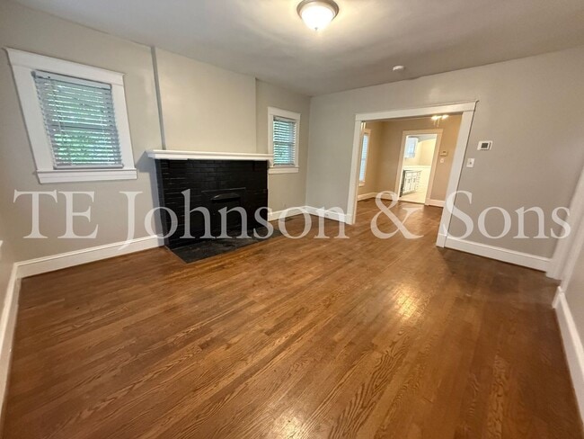 Primary Photo - 2 Bedroom Home in Washington Park