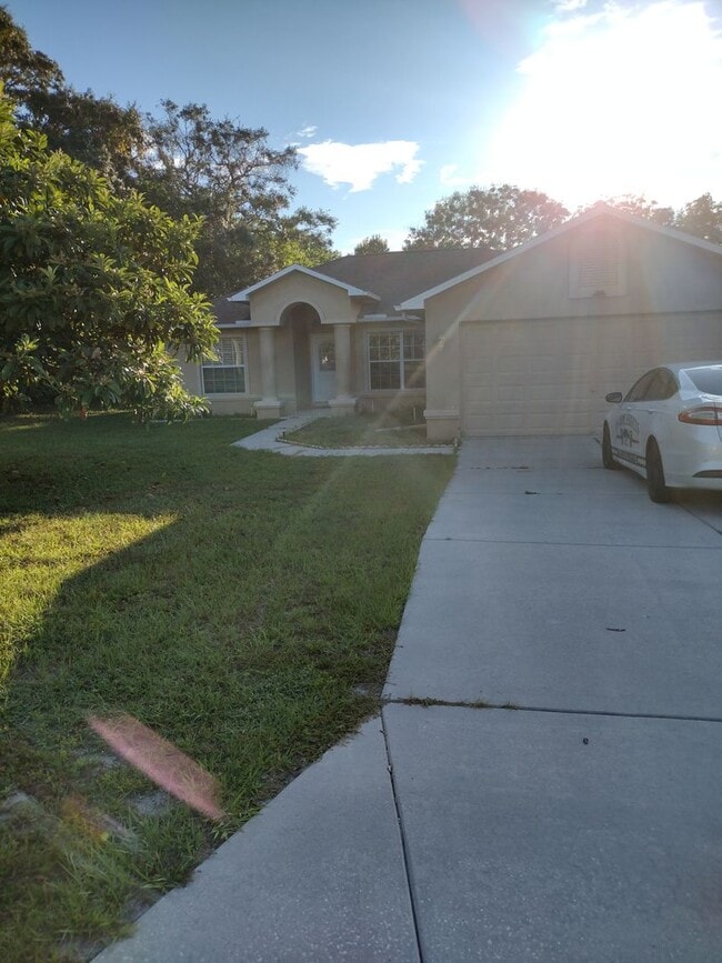 Building Photo - 3 Bedroom 2 Bath House 2 car garage with Large screened in porch! Tenant occupied till March 31st