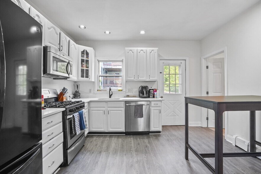 Primary Photo - 140 D St