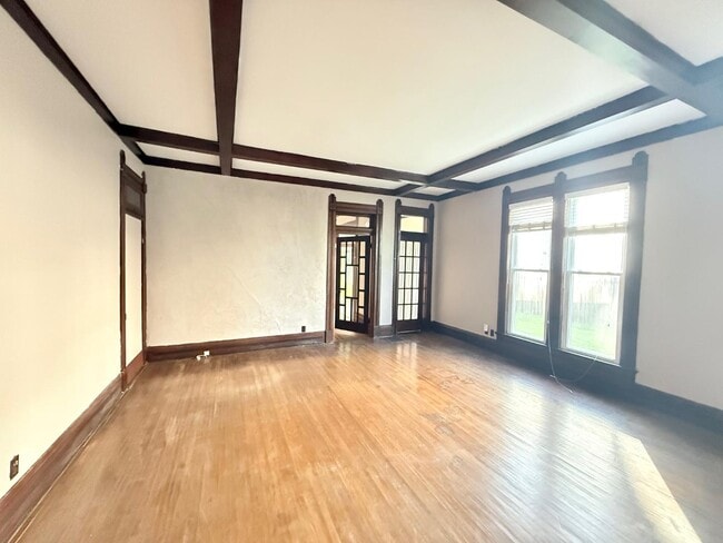Building Photo - 1603 E Oak St