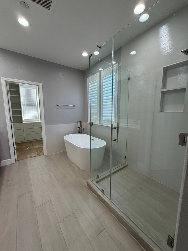 Building Photo - Luxurious 4 Bedroom 2.5 Bath Home.