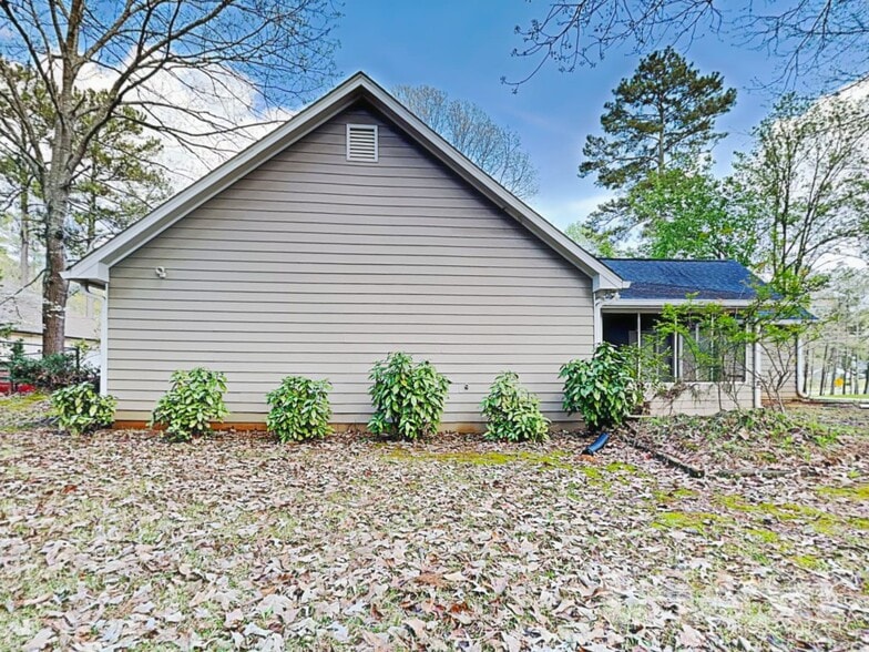 Building Photo - 2616 Laurel Woods Ln SE